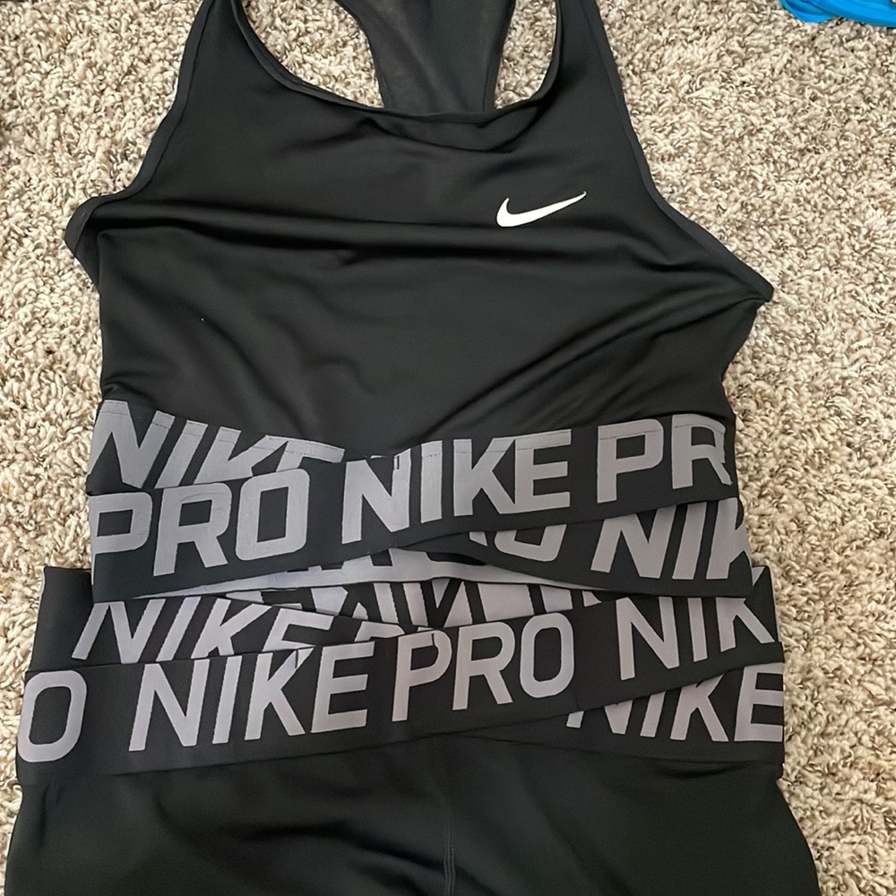 Nike Pro mesh back top & matching bottoms
